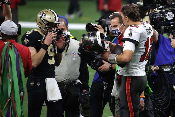 Drew Brees y Tom Brady se saludan al término del encuentro entre New Orleans Saints y Tampa Bay Buccaneers. (Chris Graythen / AFP)