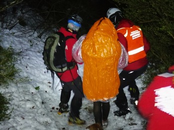 Imagen de la mujer rescatada en el monte Zerbera tras diez horas de búsqueda. (ERTZAINTZA)