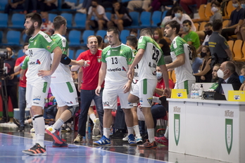 Jugadores de Anaitasuna en el duelo frente al Barcelona. (Iñigo URIZ / FOKU)