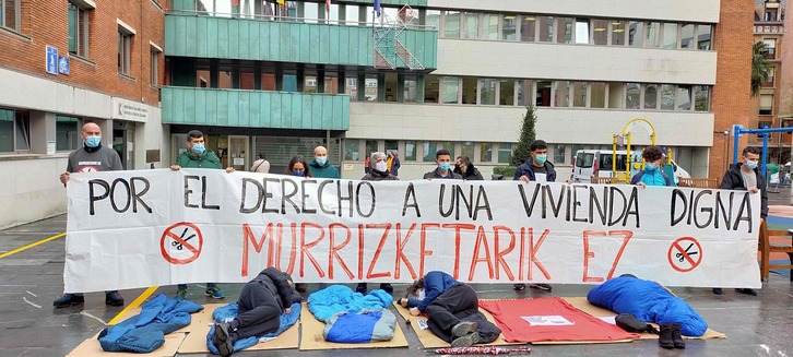 Activistas de Berri Otxoak ante el Ayuntamiento de Barakaldo.