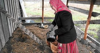 Marra gorriko bufanda eta gona tradizionalak janzten dituzte emakumeek.