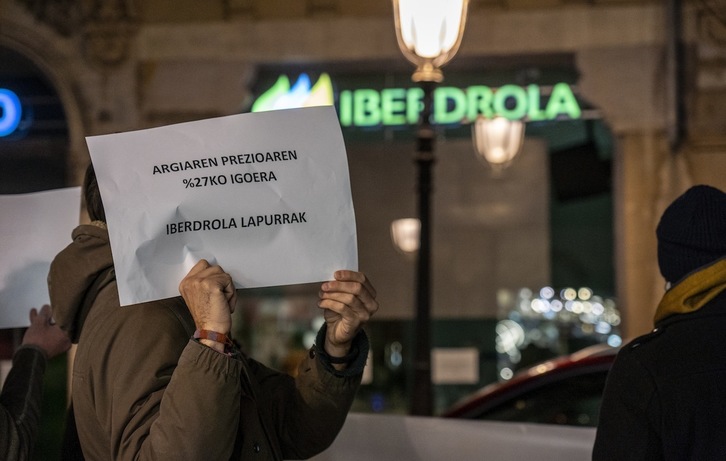 Protesta ante Iberdrola en Bilbo contra la subida del precio de la luz. (Marisol RAMIREZ/FOKU)