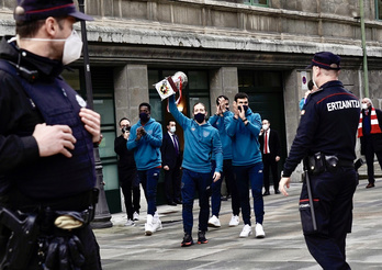 Muniain con la Supercopa a la llegada del Ayuntamiento. (FOKU)