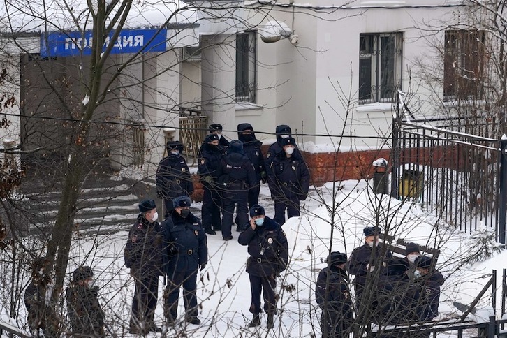 La Policía vigila la comisaría de Khimki, en las afueras de Moscú, donde está detenido Navalni. (Andrey BORODULIN/AFP) 
