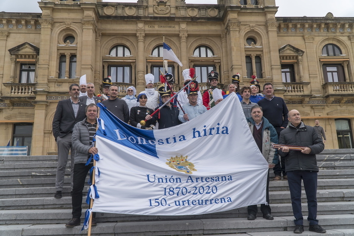 Union Artesanak jaso zuen iaz Hiriko Bandera. Aurten Donostia Ospitalarentzako izango da. (Andoni CANELLADA/FOKU)