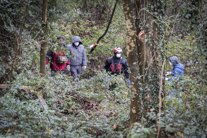 Agentes de la Ertzaintza, en el rastreo para buscar el cueropo de Aintzane Pujana en Aizarnazabal. (Gorka RUBIO/FOKU)