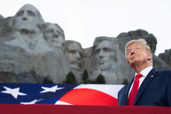 Trump, con Washington, Jefferson, Roosevelt y Lincoln en el monte Rushmore. (Saul LOEB | AFP)