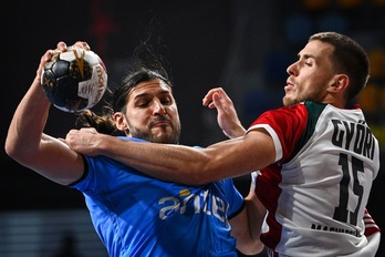 La selección de Uruguay, casi sin quererlo, podrá jugar en la Main Round del Mundial de balonmano. (Anne-Christine POUJOULAT / AFP PHOTO)