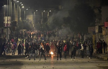 Protestas en el extrarradio de la capital, Túnez. (Fethi BELAID/AFP)