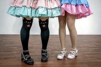 Está prohibido que menores de 18 años presten servicios de compañía en negocios JK.