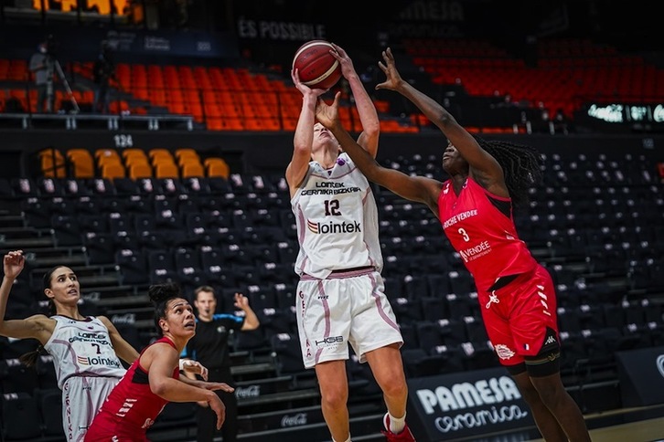 Angela Bjorklund geraezina izan da La Roche Vendeeko defentsarentzat. (FIBA BASKETBALL)