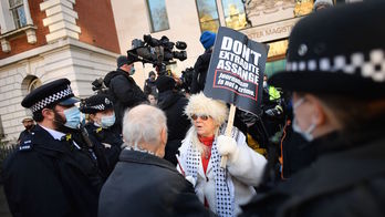 Una mujer apoya a Assange ante el juzgado londinense que denegó su extradición en primera instancia. (Justin TALLIS | AFP)