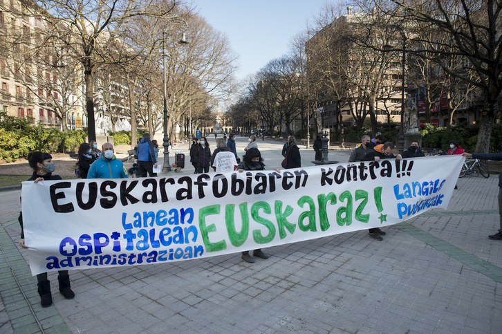 Hianbat pertsona Nafarroako Parlamentutik aurrean elkarretaratzea egin dute, zeladoreak babesteko. ELA, LAB, CGT eta Steilas sindikatuek bat egin dute deialdiarekin. (Iñigo URIZ/FOKU) 