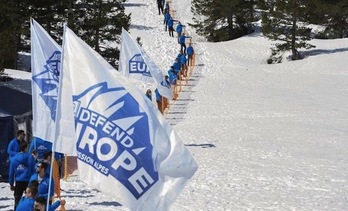MIlitantes de Génération Identitaire durante su precedente »misión« en los Alpes. (Romain Lafabregue / AFP)