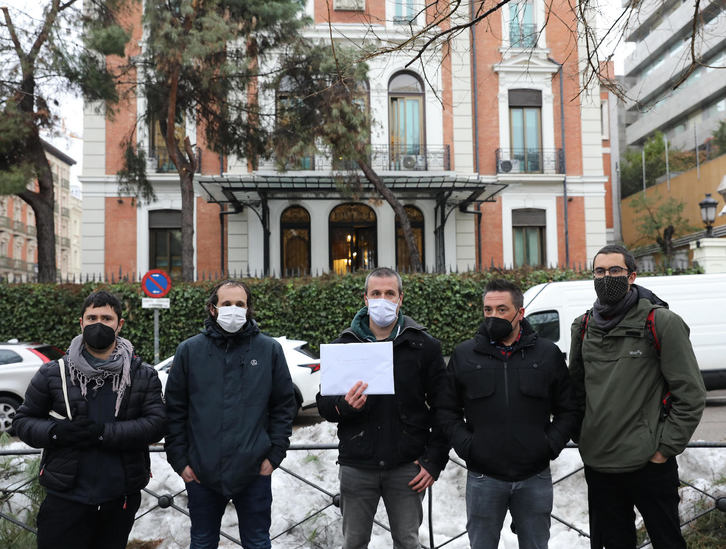 Los cinco detenidos en el operativo dirigido por Grande-Marlaska en 2011, frente al Ministerio del Interior, en Madrid. (J. DANAE/FOKU)