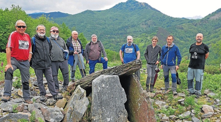 Los miembros de Hilharriak posan para NAIZ. (Gotzon ARANBURU)