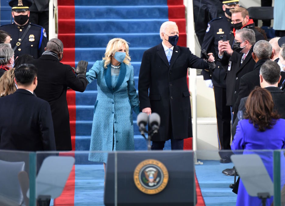 Biden y su esposa Jill, a la llegada al acto de toma de posesión. (Andrew CABALLERO-REYNOLDS/AFP)