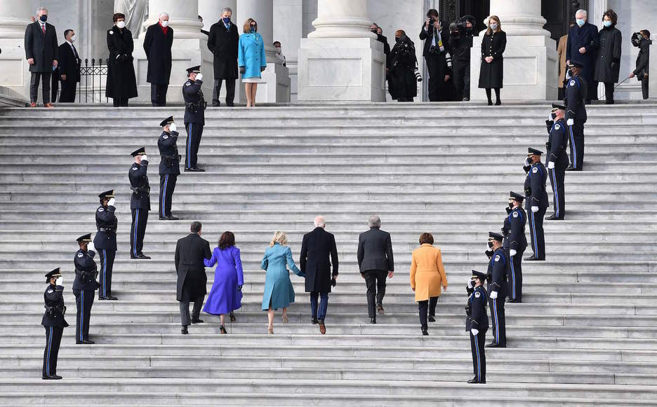 Biden y Harris, con sus parejas, a su llegada al Capitolio. (Angela WEISS/AFP