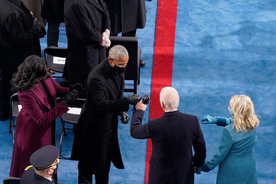 Saludo entre Biden y Obama. (Susan WALSH/AFP)