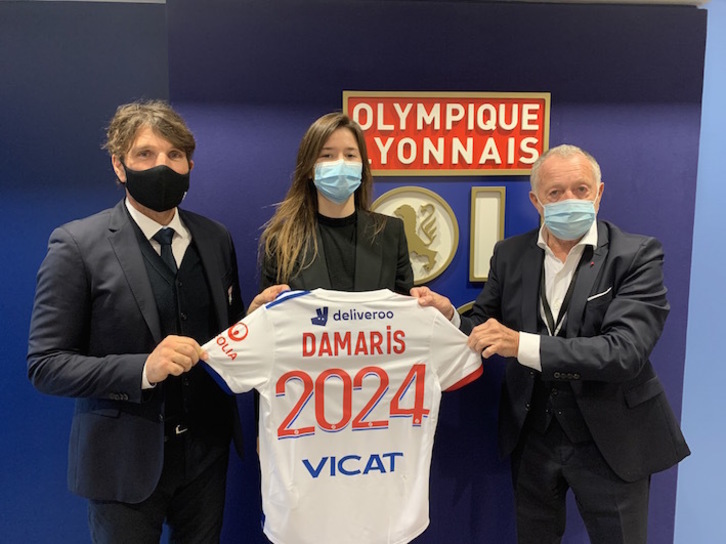 Damaris Egurrola posa con su nueva camiseta junto a Jean Luc Vasseur y Jean Michel Aulas. (OLYMPIQUE LYONNAIS)