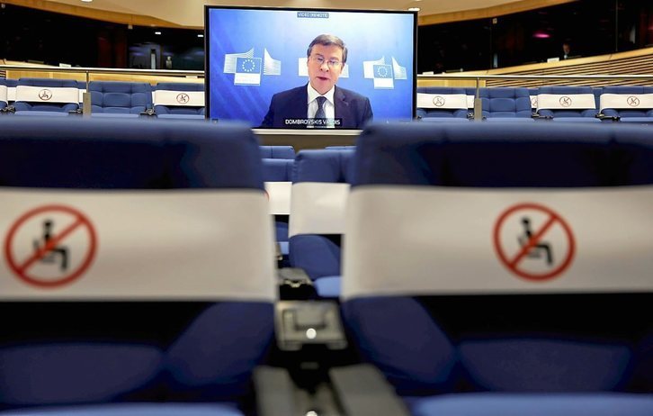 Valdis Dombrosvskis, vicepresidente de la Comisión Europea, en una comparecencia. (Kenzo TRIBOUILLARD/AFP)