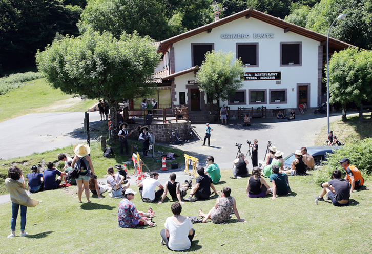 Iazko maiatzaren hondarrean Izpegiko lepo hetsian hainbat herritarrek egin ekimena. (Bob EDME)