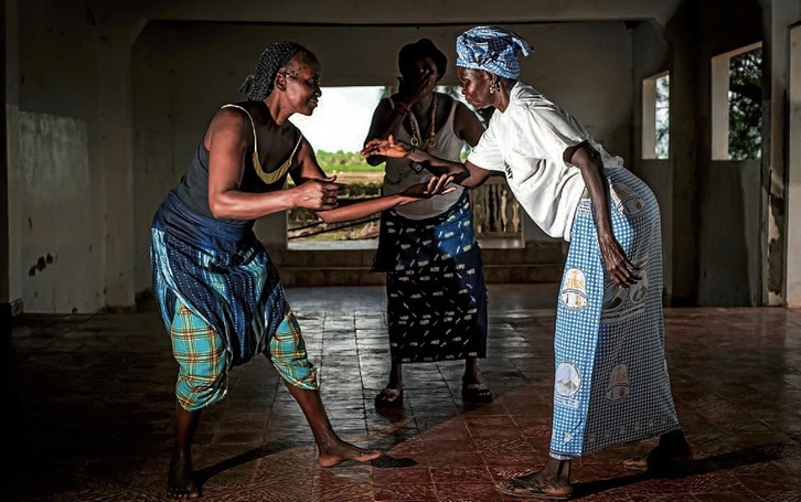Lucha tradicional africana o laamb entre dos mujeres.