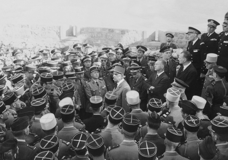 De Gaulle visita a las tropas en Argelia en 1960. (Jacques GRAVIN | AFP)