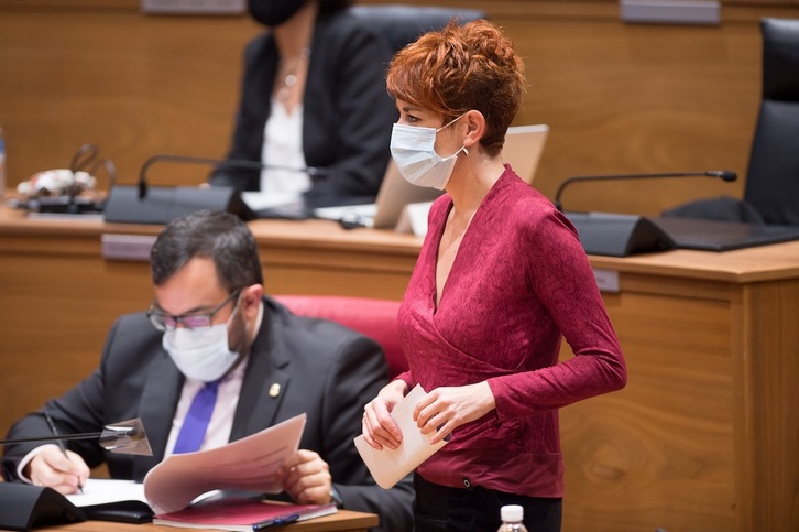 Ruiz (EH Bildu) se acerca al estrado para intervenir en el pleno del Parlamento de Nafarroa. (Iñigo URIZ/FOKU)