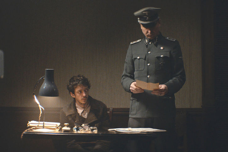 El profesor (Nahuel Perez Biscayart) y el alumno (Lars Eidinger). (NAIZ)