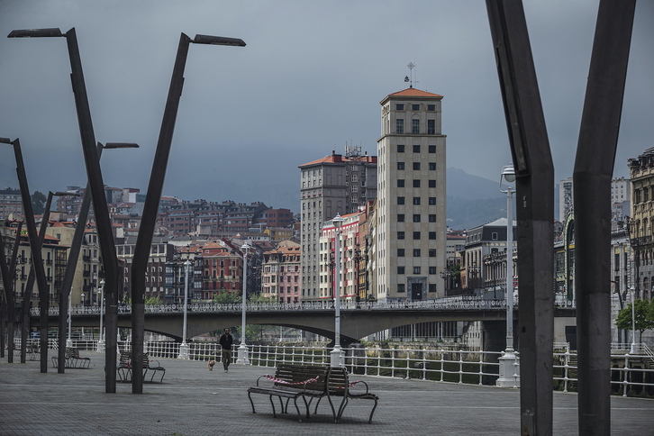 Ostiraletik aurrera Bilbo itxita egongo da, EAEko beste 50 udalerri bezala. (Aritz LOIOLA/FOKU).