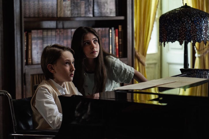 Samuel (Justin Korovkin) se apoya en Denise (Ginevra Francesconi). (NAIZ)