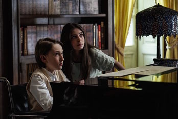 Samuel (Justin Korovkin) se apoya en Denise (Ginevra Francesconi). (NAIZ)