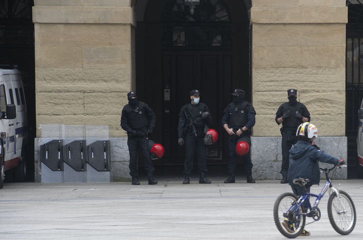 Ertzaintzak auzoa militarizatu duela salatu du Donostiako Alde Zaharreko Gazte Asanbladak. (Jagobaa MANTEROLA/FOKU)