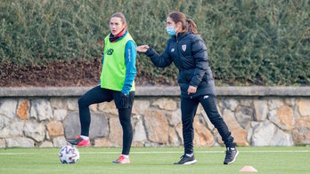 Iturregik bi aste izan ditu bere jokalariekin lasaitasunez lan egiteko. Irudian, Istillarten alboan. (Athletic Club)