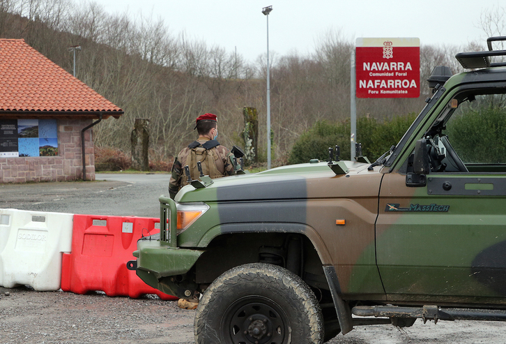 Militares en el alto de Lizarrieta, uno de los pasos cerrados, el 14 de enero. (Bob EDME)