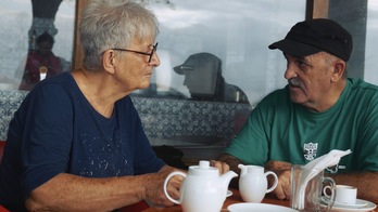 Kristiane Etxaluz y Alfonso Etxegarai en un fotograma de la película, mientras están en Sao Tomé. (ADABAKI EKOIZPENAK)