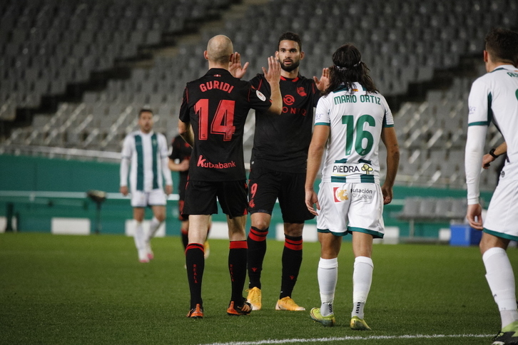 Un triste Willian José es felicitado por Guridi tras su segundo gol de Córdoba. (Agencia LOF)