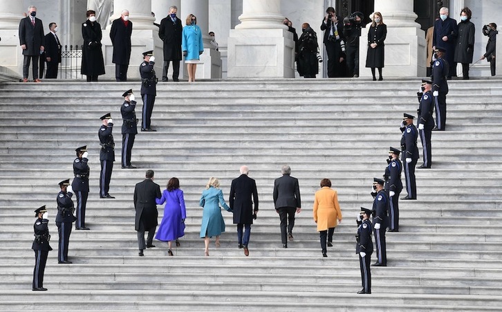 Biden sube las escaleras del Capitolio.(Angela WEISS / AFP)