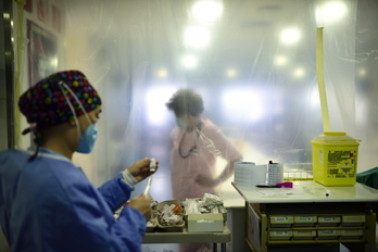 Dos profesionales sanitarias trabajan en la UCI del Hospital de Galdakao.    (Andoni LUBAKI I FOKU)