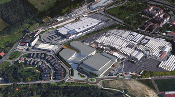 Zapategi eremuan, Urbilen parean, aurreikusita zegoen proiektuaren maketa, Elkar eta Gureak taldearen egoitzekin. (USURBILGO UDALA)