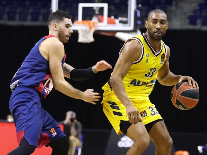 Saski Baskoniako jokalari ohi Jayson Granger oso zital aritu zen Alba Berlinek gasteiztarrei 95-91 irabazi zien egunean. (EUROLEAGUE.NET)