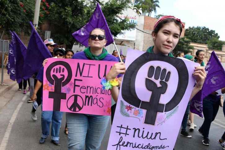 Manifestantes feministas en Tegucigalpa con el pañuelo verde del movimiento por el acceso al aborto. (AFP)