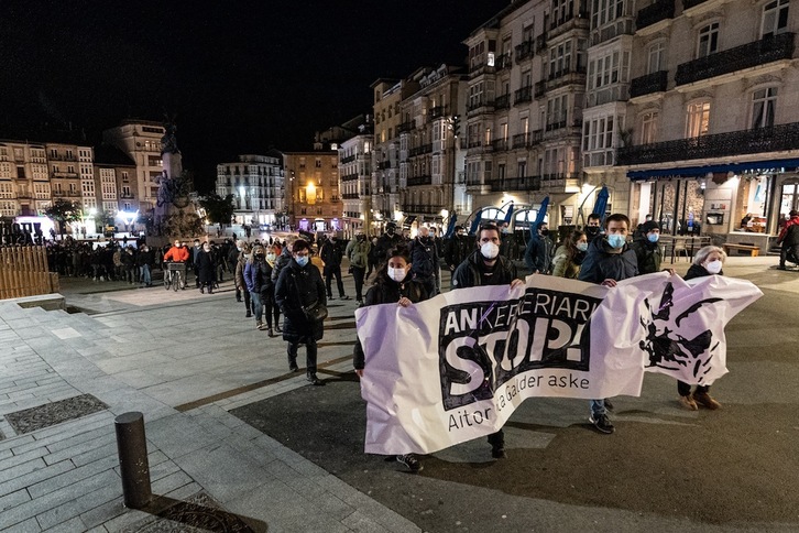 Movilización en Gasteiz contra el juicio a Galder Barbado y Aitor Zelaia. (Endika PORTILLO/FOKU)
