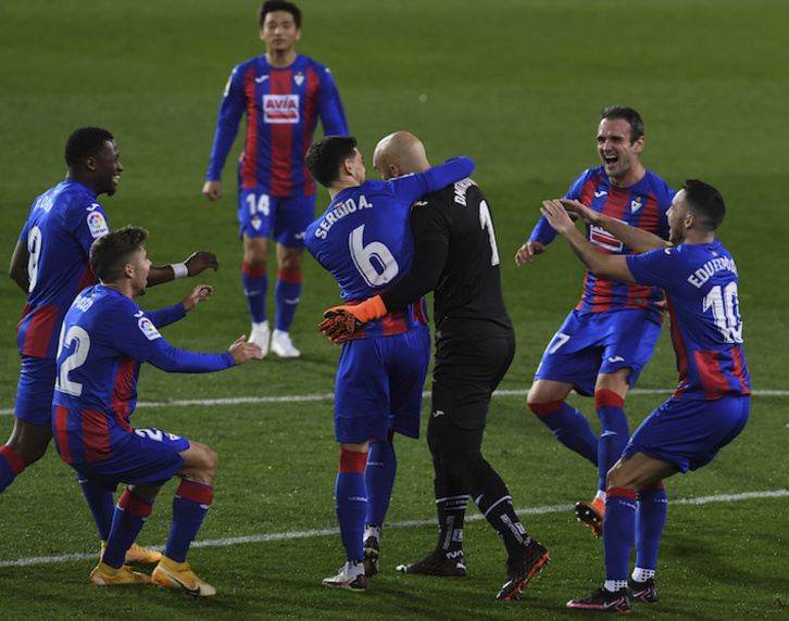 Dmitrovic es abrazado por sus compañeros tras transformar el penalti que colocaba por delante al Eibar. (Jon URBE/FOKU)