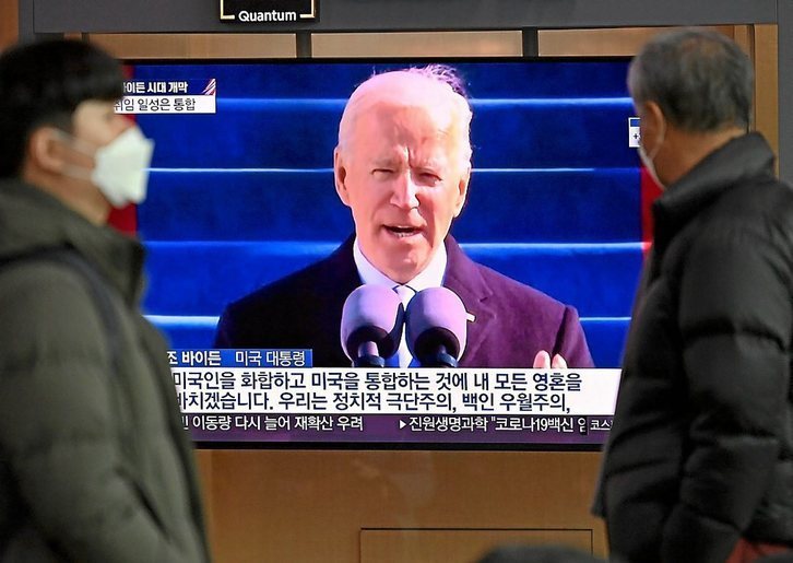El presidente de EEUU, Joe Biden, en un atelevisión en una estación de tren de Seúl. (Jung YEON-JE/AFP)