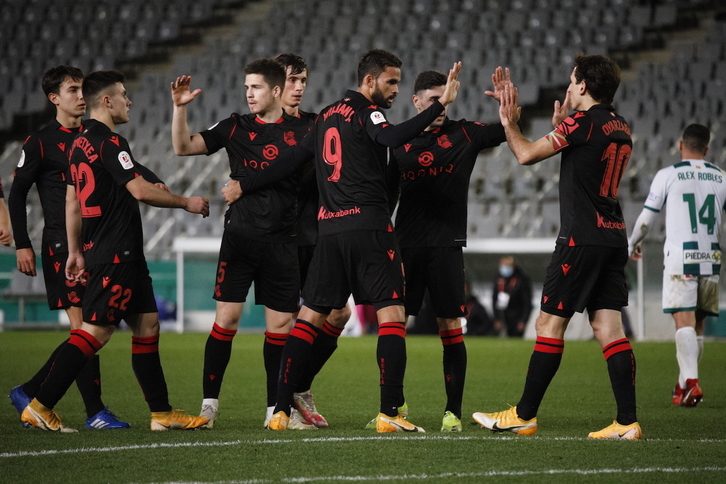 Willian José es felicitado por sus compañeros tras su segundo gol en Córdoba. (AGENCIA LOF)