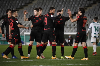 Willian José es felicitado por sus compañeros tras su segundo gol en Córdoba. (Agencia LOF)