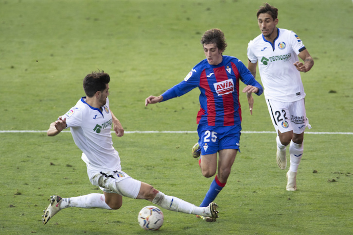 Bryan Gil deslumbra cada vez que salta al césped pero es una excepción dentro los refuerzos que ha incorporado esta temporada el Eibar. (Juan Carlos RUIZ/FOKU)