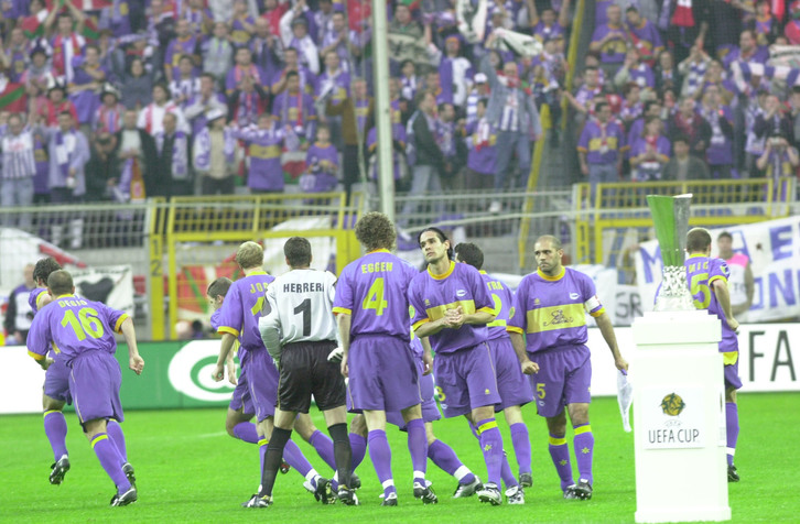 Imagen del once titular de la final de UEFA entre Alavés y Liverpool de 2001. (Andoni CANELLADA/FOKU)